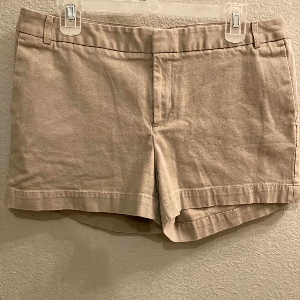 Banana Republic khaki women’s flat front shorts:good condition